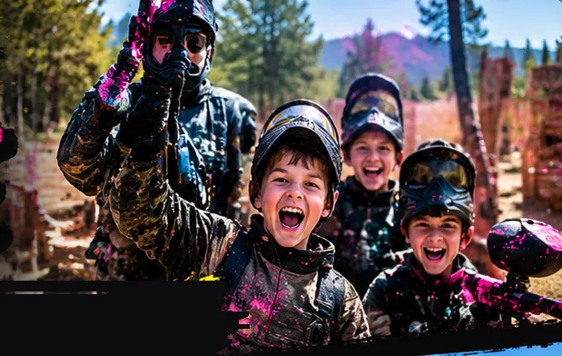 Enfants en tenue de paintball fêtant un anniversaire chez Paintball Fly