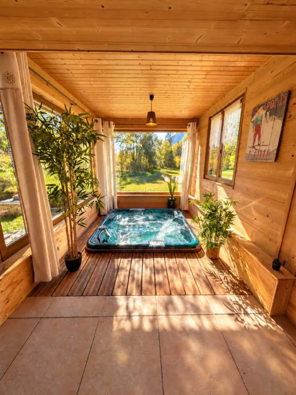 Espace jacuzzi en journée avec vue sur le jardin